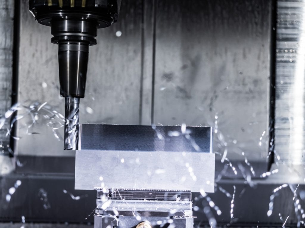 CNC Lohnfertigung CNC Fräskopf in Betrieb fräst ein Aluminium Teil