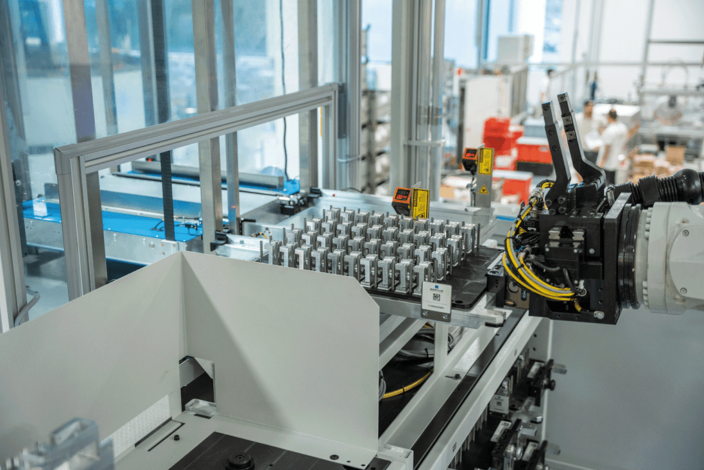 KUKA Roboterarm übergibt Fräsmaterial