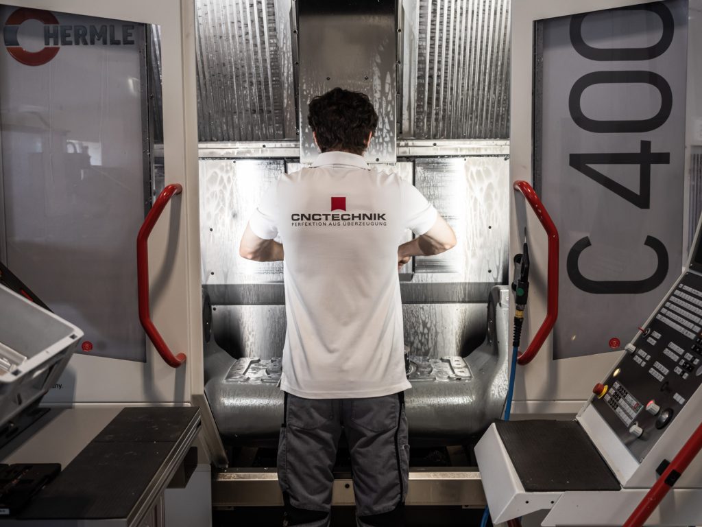 Fräsen Heron CNC-Technik Fräsarbeiter an der Hermle Fräsmaschine C400