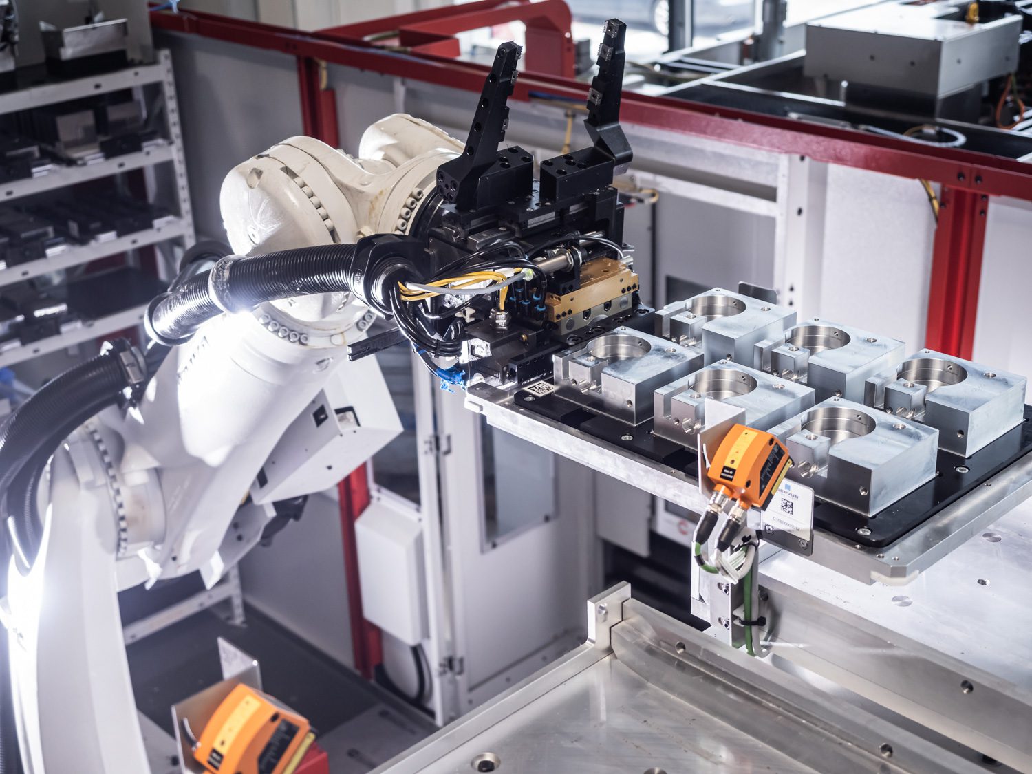 Roboterarm transportiert Frästeile